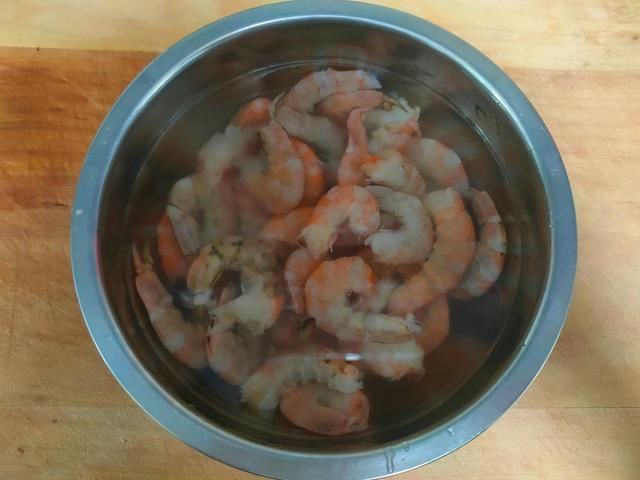 微红|丝瓜和大虾是绝配，三伏天要多吃，清凉祛暑热，安然度过夏天