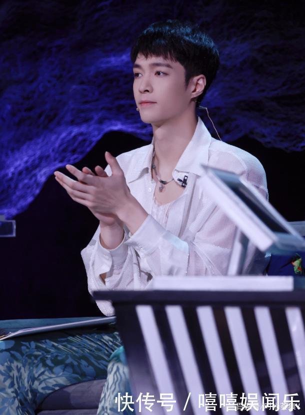 黑色t恤 又帅又奶,造型百变,这档综艺里的张艺兴帅气值满分