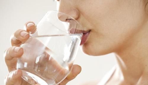 奶茶|经常便秘的人，尽量少吃3样食物，让肠道越来越通畅