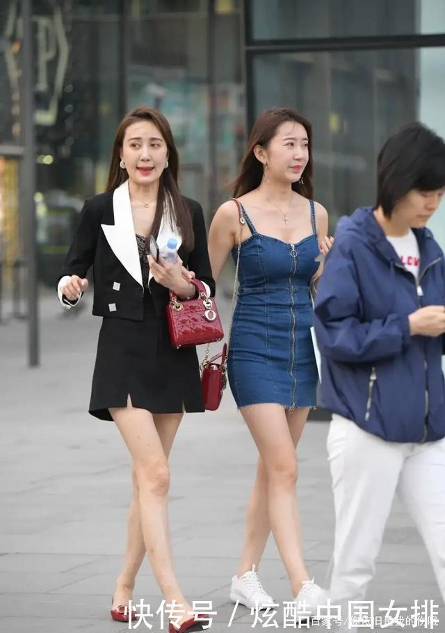 牛仔裙的时尚女士,牛仔的面料质感十足,尽显年轻活力