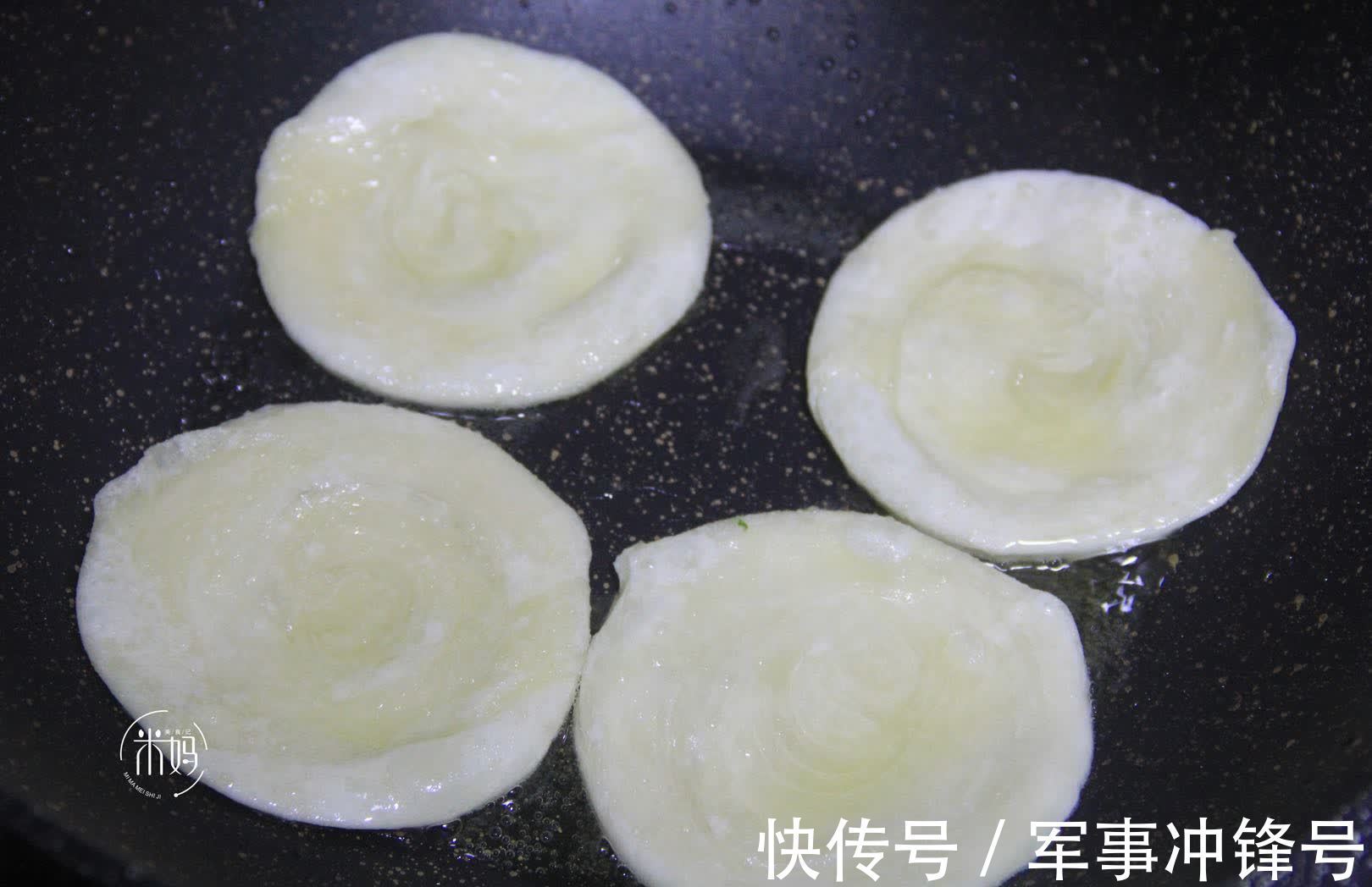 黄豆酱|最近这早餐饼超火,不揉面不发面,5分钟搞定,金黄酥脆层次分明