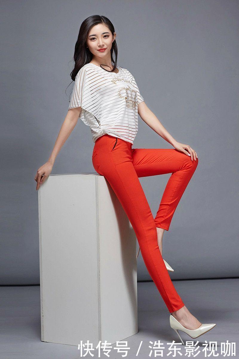 小姐姐爱穿紧身裤,时刻展示俏美姿态,秀迷人好身材