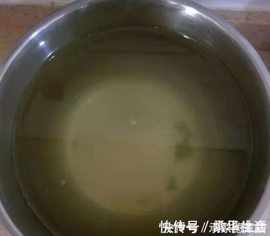 邻居浇花从不用清水，2种营养水浇灌，养啥花都爆盆