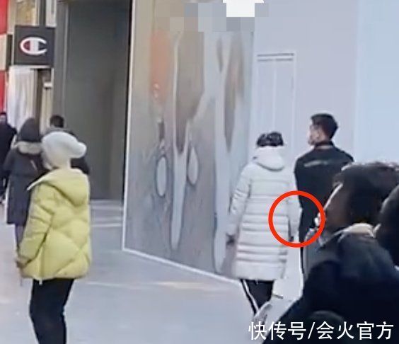 乒乓球|世界冠军丁宁疑恋情曝光！与男子街头牵手热聊，小鸟依人紧贴男方