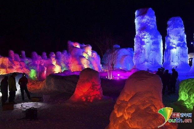 相遇|日本支笏湖冰雪节举行 冰雕绚丽多彩吸引游客