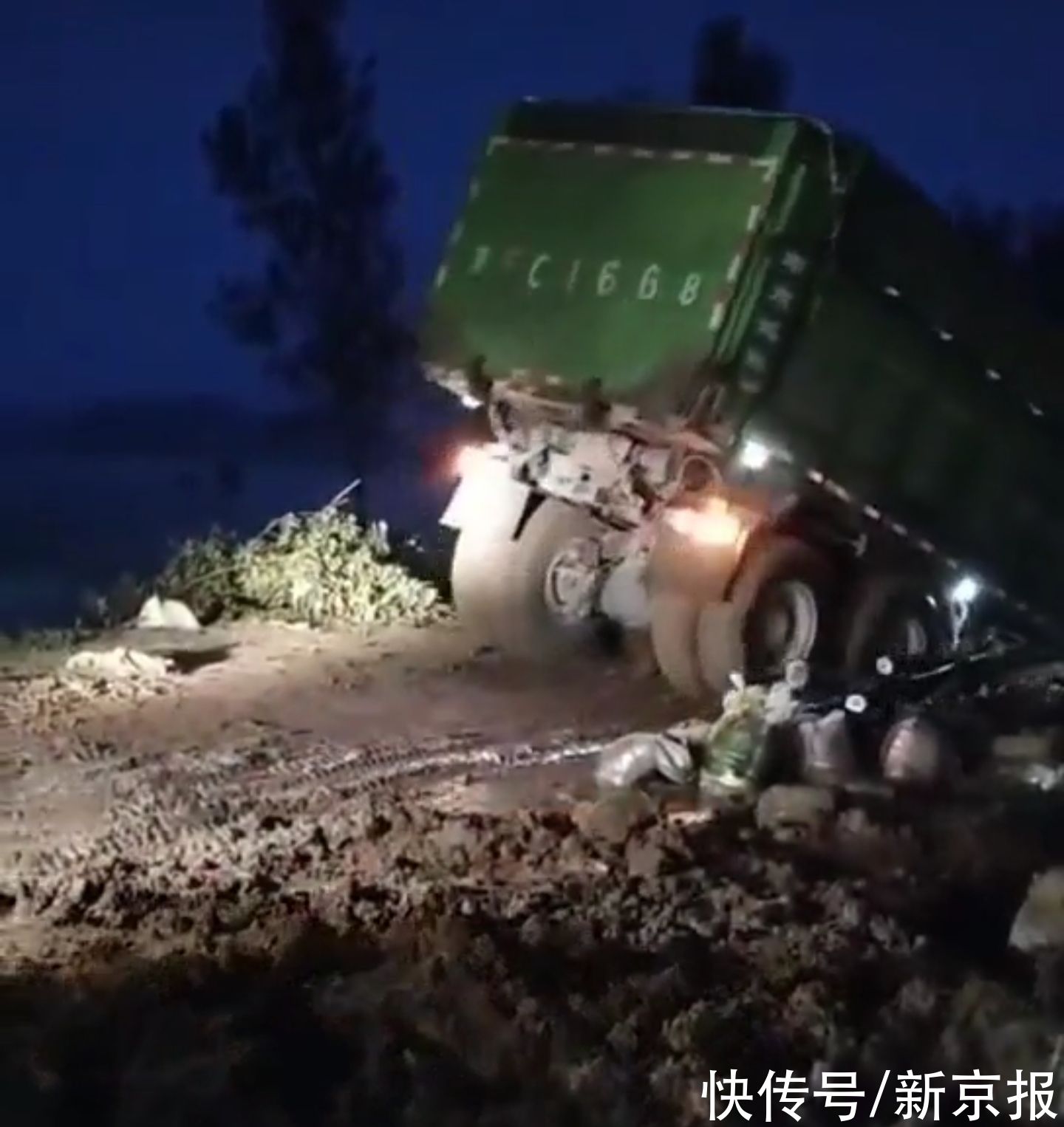 彭村|鹤壁决口72小时：救援队架舟桥，卡车填决口，村民开三轮运沙石