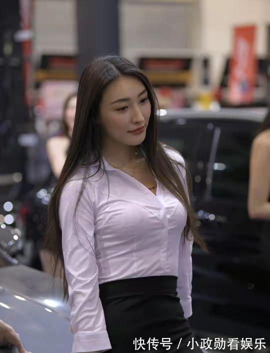 玫瑰 谁还能说出比“白衬衫,黑超短裙,黑丝袜”更美的装扮吗?没有