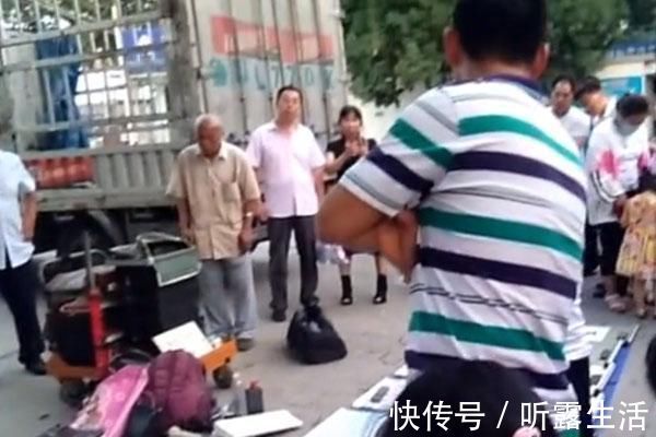 欧楷#一位没有双手美女的“地摊书法”,用脚写欧楷榜书,用笔险绝精到