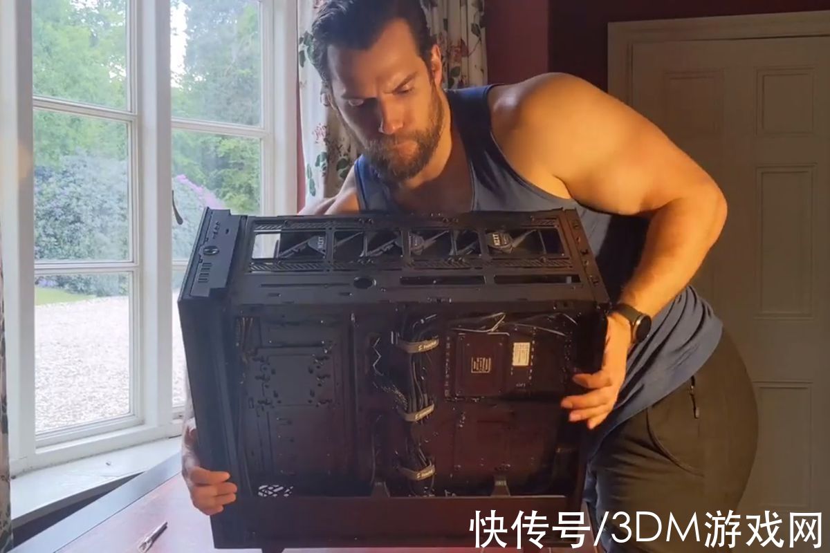 亨利·卡维尔参加综艺安利《战锤》还拉上了荷兰弟