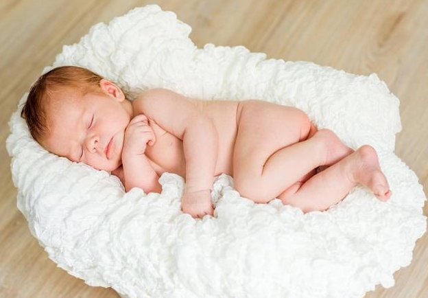 发育|新生儿睡姿不好的话会影响头骨发育 宝妈们要注意