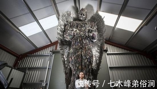 受害者|耗时2年用10万把杀人凶器打造刀天使,每把刀上刻有受害者名字!