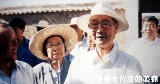 退休|102岁“退休老常委”有柳颜功底,书法质朴,透露出家国情怀!