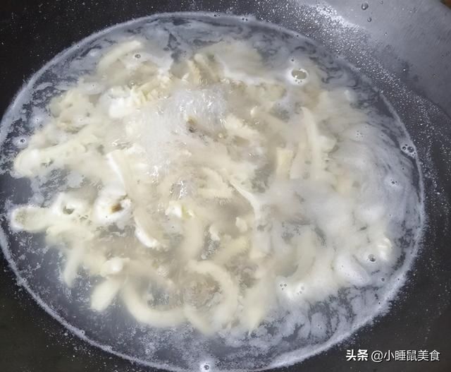 好吃|教你超简单爆炒牛肚丝的家常做法，多做这一步，香辣好吃又下饭
