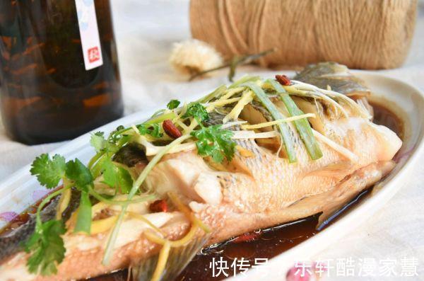 只爱这种做法清蒸鲈鱼，又快又简单，鱼肉鲜嫩细腻，好吃没有腥味