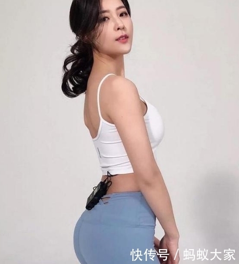 秀丽|秀丽端庄的漂亮小姐姐,紧身打底裤凸显出纤细双腿,性感十足!