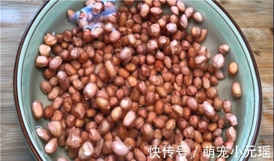 原来炒花生米不能先放油，多加一步，花生米又香又脆，还不返潮