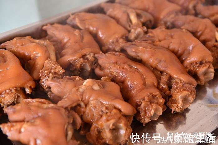 做猪皮冻时，焯水后直接煮就错了，教你一招，猪皮清澈透亮还不腥