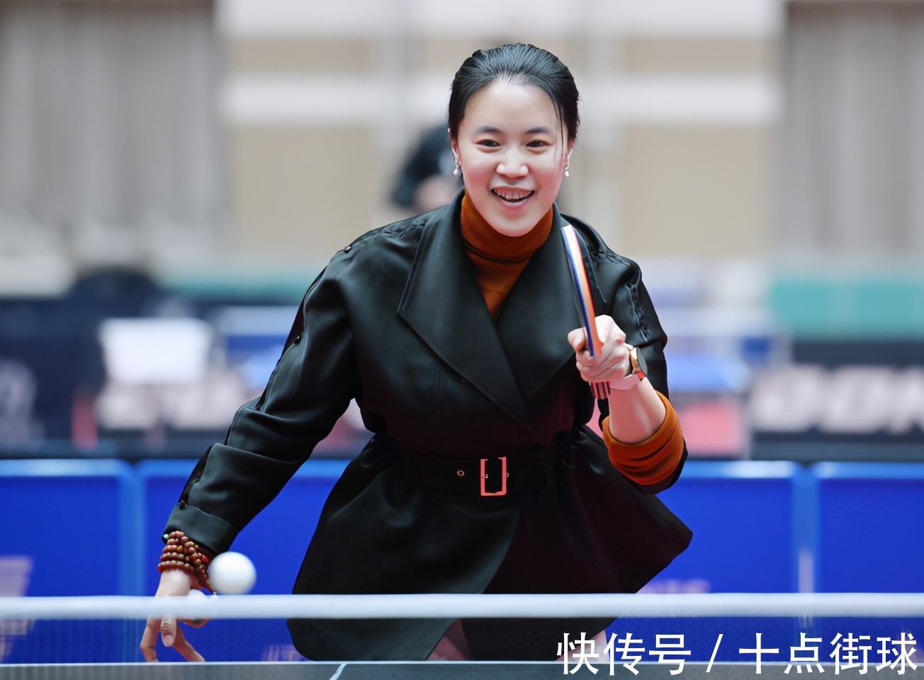 地产商|王楠全家在海南豪宅过年!老公品茶女儿练球,还带了两名专业陪练