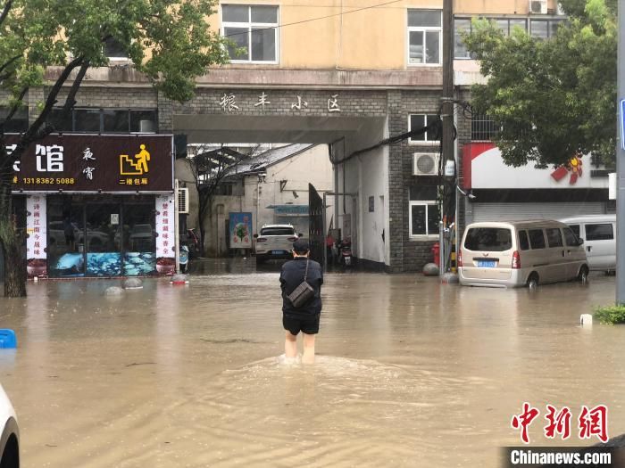 王玉虎|台风天里的“破风者”：能开到哪算哪 能拉多少人是多少