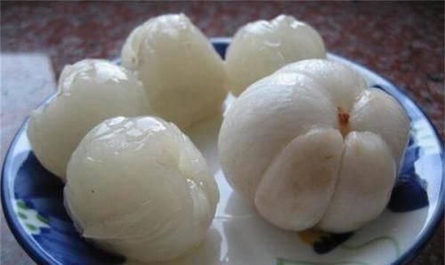 认不出|我赌一箱辣条,这5种脱了皮的水果,没吃过的话,第一眼都认不出