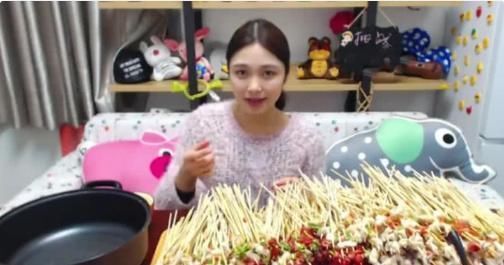 东西|大胃王挑战3000根肉串,力证自己没“假吃”,却被时间给出卖了