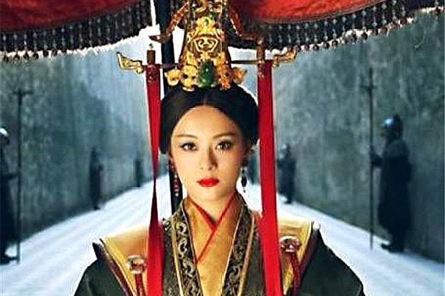 不服|芈月传：秦王死前给了樗里疾一把剑，如果芈月不服，可直接斩杀