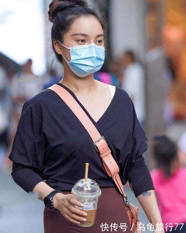 方形 黑色低胸上衣搭配褐色时尚打底裤,日常休闲,文艺的感觉!