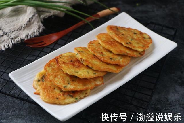 外酥里嫩的早餐饼，2个土豆3个蛋煎一煎，一上桌就被孩子扫光