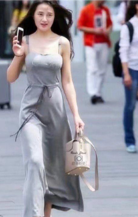 小姐姐|穿连衣裙的小姐姐都这么美吗,身材性感又优雅,充满女人味。。