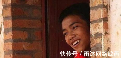 爸爸|当年变形计中不想回山区的孩子，和富爸爸要钱被拉黑，现今如何？