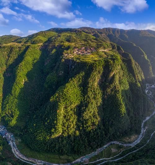 山海金千丈飞瀑加天仙谷，奇景美不胜收，浙中川藏线上的“悬崖村”爆红