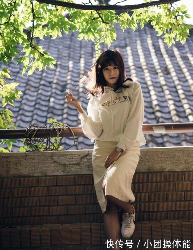 身穿白色 小姐姐身穿白色的帽衫卫衣,搭配牛仔半身裙,俏皮又时尚!