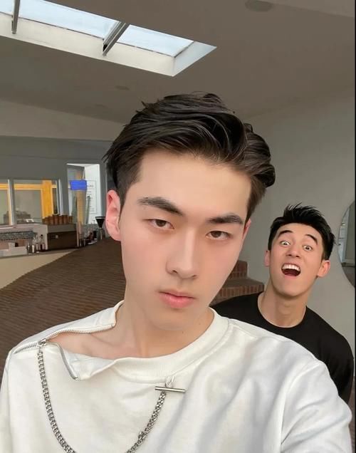 男生别再迷恋“寸头”发型了，今夏留这3款短发，时髦又好看！