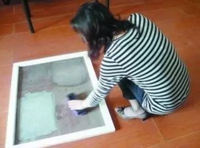 窗户纱窗太“脏”,难清洗不用拆洗,只需一张报纸,干净不费劲