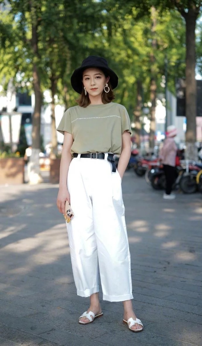 街拍：柔美娇俏的小姐姐，展现高挑身段，养眼又好看