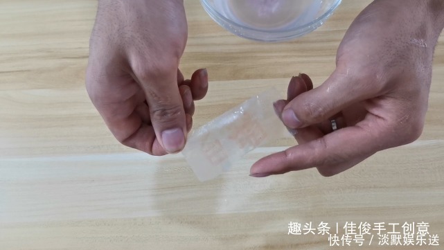 塑料瓶|原来透明胶还有大用途,放在水中泡一泡,解决了家里的一困扰!