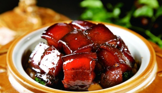 制作红烧肉,别再焯水了,用这种方法,红烧肉红润透亮,肥而不腻!