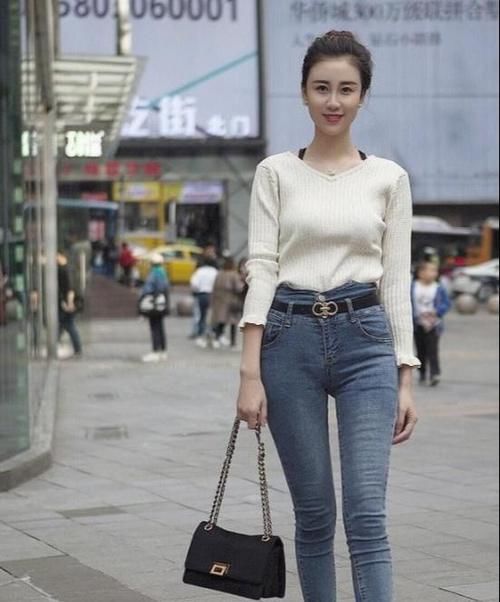 女人|紧身牛仔裤这样穿，可以勾勒出女人完美的身材，彰显女神魅力四射
