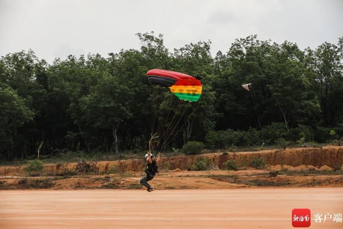 低空|组图丨低空跳伞旅游项目亮相万宁