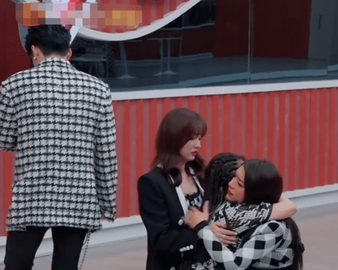 江映蓉张馨予同时被淘汰,队友反应却各不相同,抱团明显场面尴尬