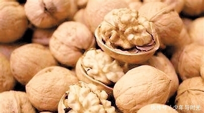 吃核桃補(bǔ)腦,那是早上吃好還是晚上吃好呢?很多人不清楚