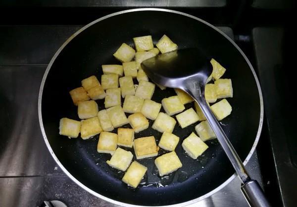 肉也贵，青菜也贵，还是在家吃豆腐吧，2块钱做一盘，真是实惠