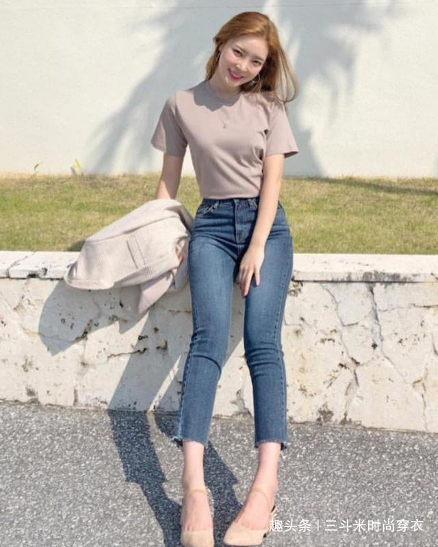 牛仔裤秀女性独有气质完美曲线,苗条好身材尽显,吸引路人无数!