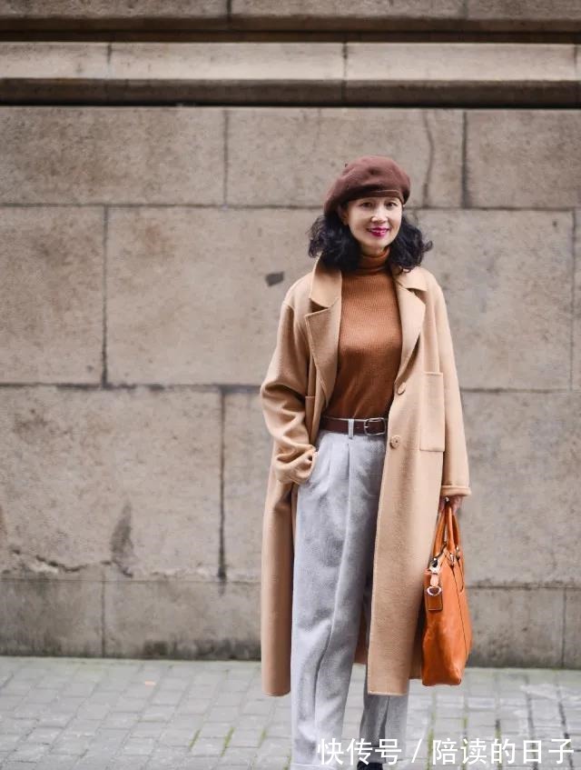 腰带 50岁女人,穿衣别太随便!瞧优雅的三木妈,她的穿搭值得借鉴!