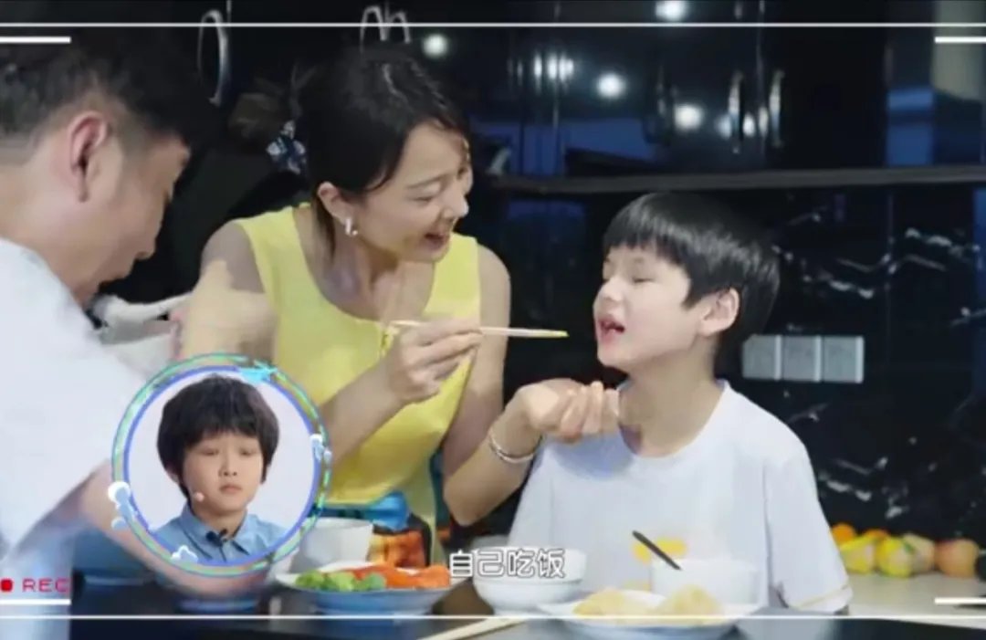 孩子|妈妈被3岁儿子锁喉：教育要从小抓，规矩要从小立