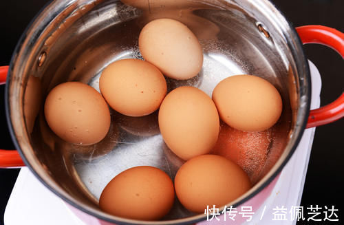 蛋壳|煮鸡蛋为什么总开裂,还粘壳掌握3个技巧,鸡蛋不开裂很好剥壳