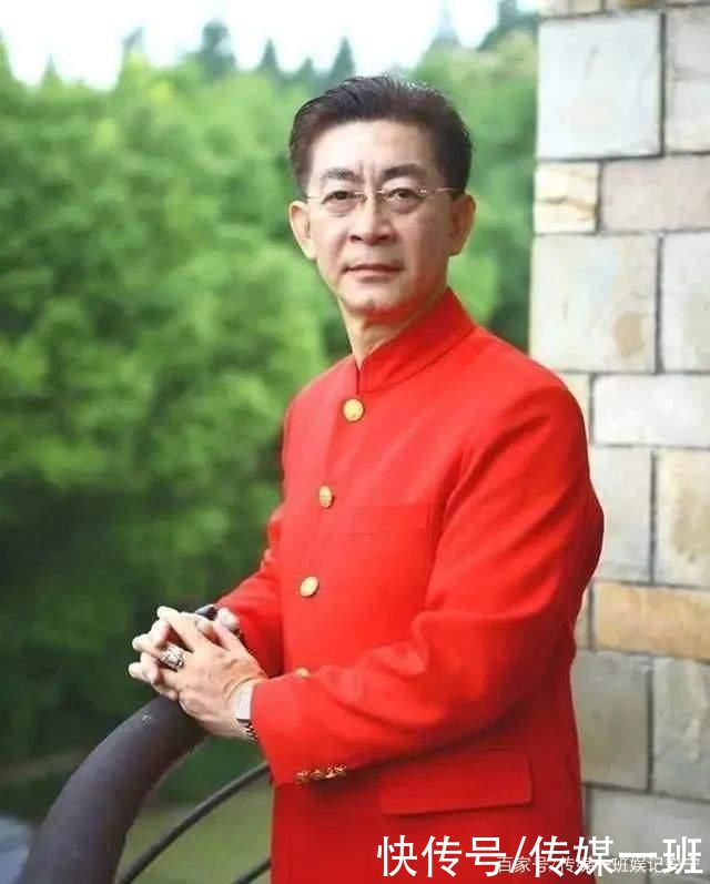 猪八戒|六小龄童再演美猴王，气喘吁吁仍不忘关注扮相，杨紫杨迪感动哭了