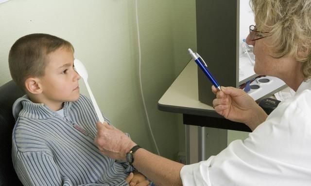 动作|12岁女孩弯腰时一个动作,被父母发现异常10个孩子就有2个中招