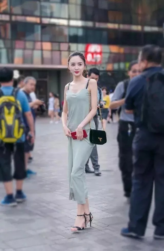 街拍：长相清秀的小姐姐，身穿吊带连衣裙，凸显美好的气质