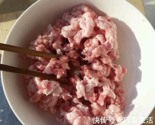 肉糜|炸丸子时，别只放面粉，多加这两样，丸子更加酥香有弹性